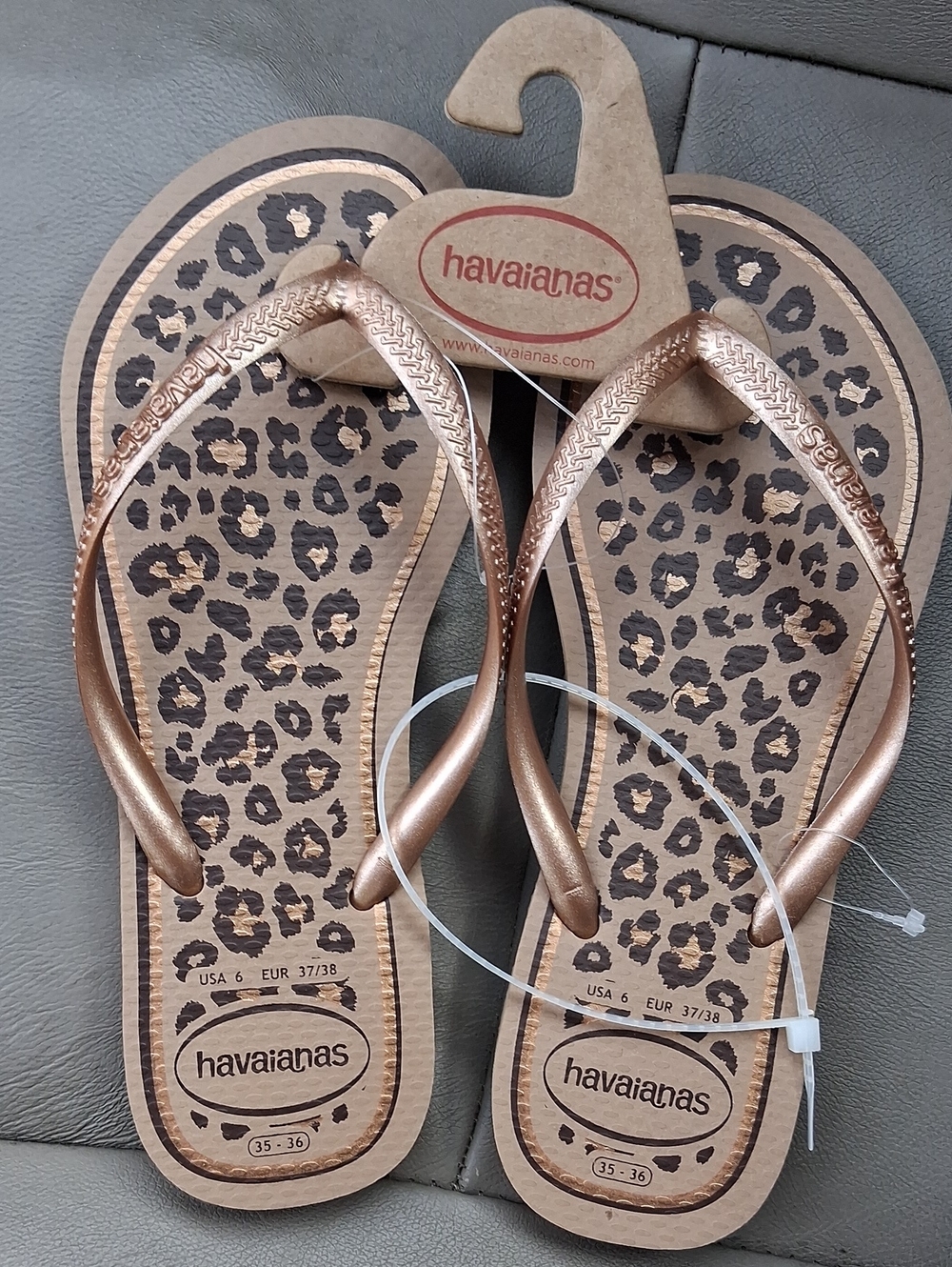 BNWT Havaianas Women's Leopard Print Flip-Flops in Gold Size 6